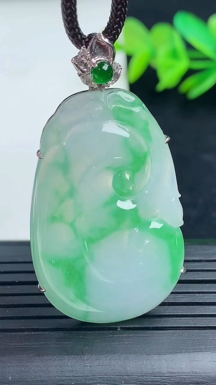 天然A货翡翠如意吊坠尺寸37.8-24-4.3重量:7.78g
3月16日