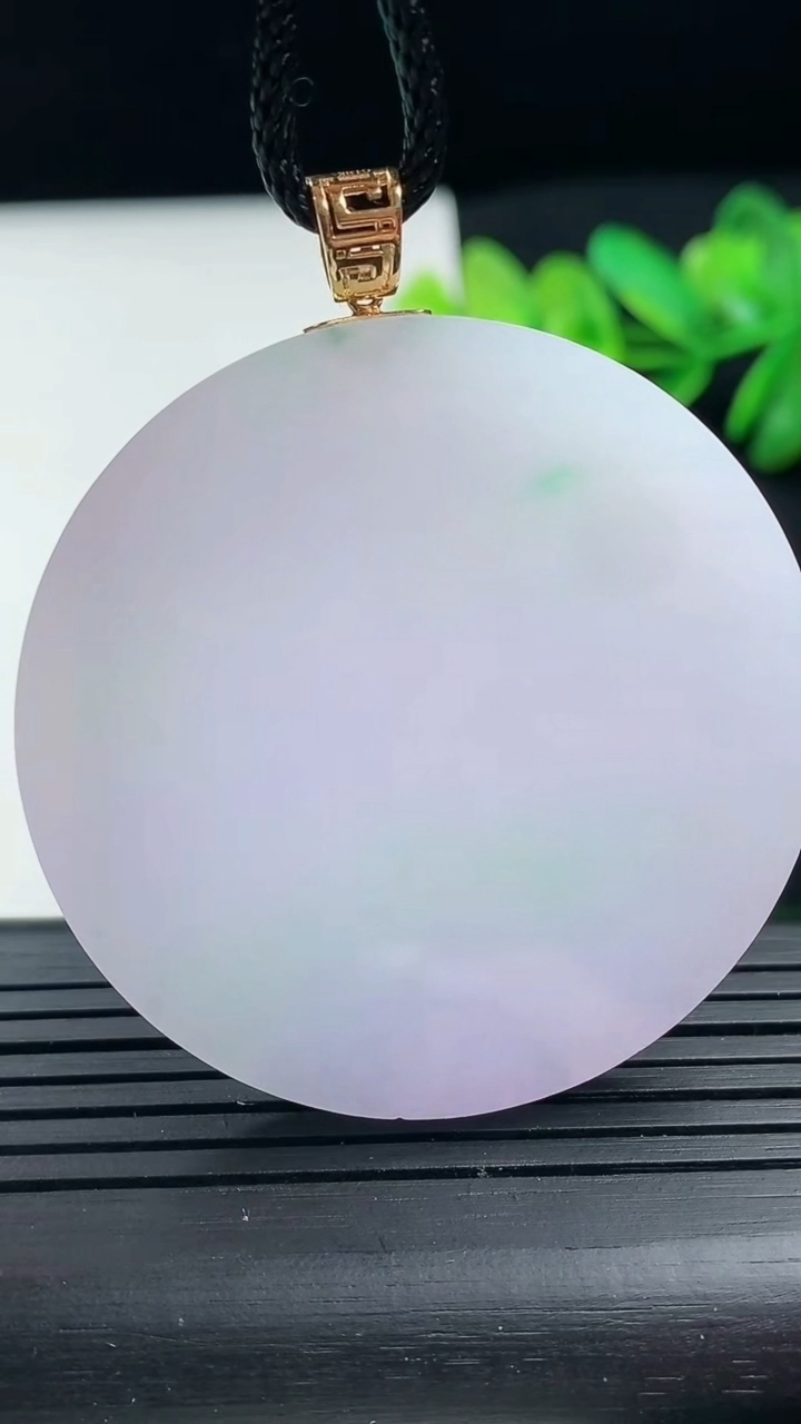 天然A货翡翠18K金春带彩紫罗兰无事牌吊坠尺寸45.7-4.5重量:32.16g
3月16日