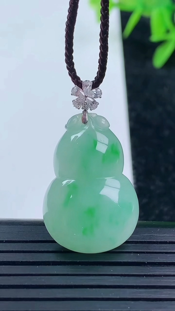 天然A货翡翠葫芦吊坠尺寸24.7-17.3-6.8重量:5.42g
3月16日