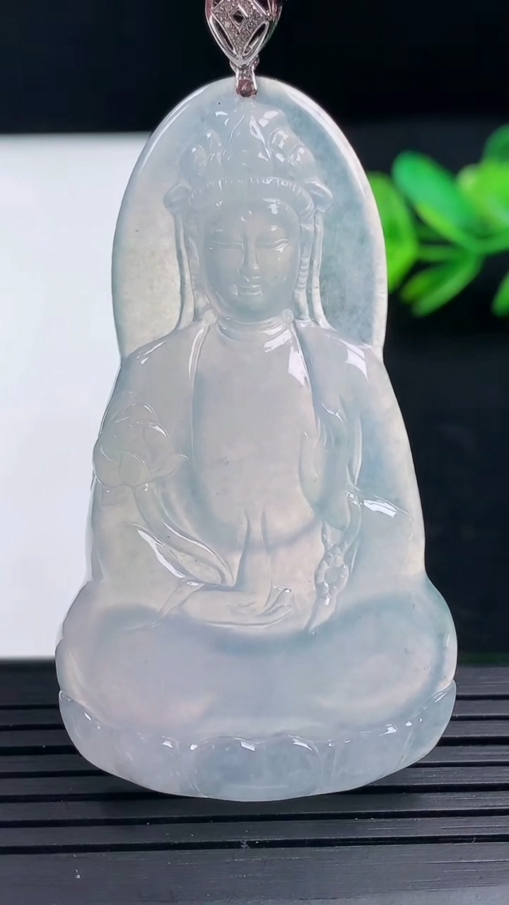 天然A货翡翠种飘花大势至菩萨吊坠尺寸59-34.1-5重量:20.53g
3月16日