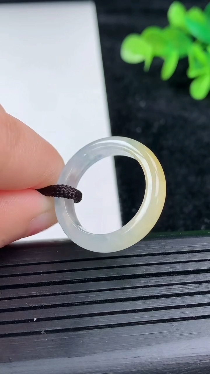 天然A货翡翠飘彩素面玉指环 戒指，尺寸18.3-5-3.3，重量:3.11g2026年3月16日
工