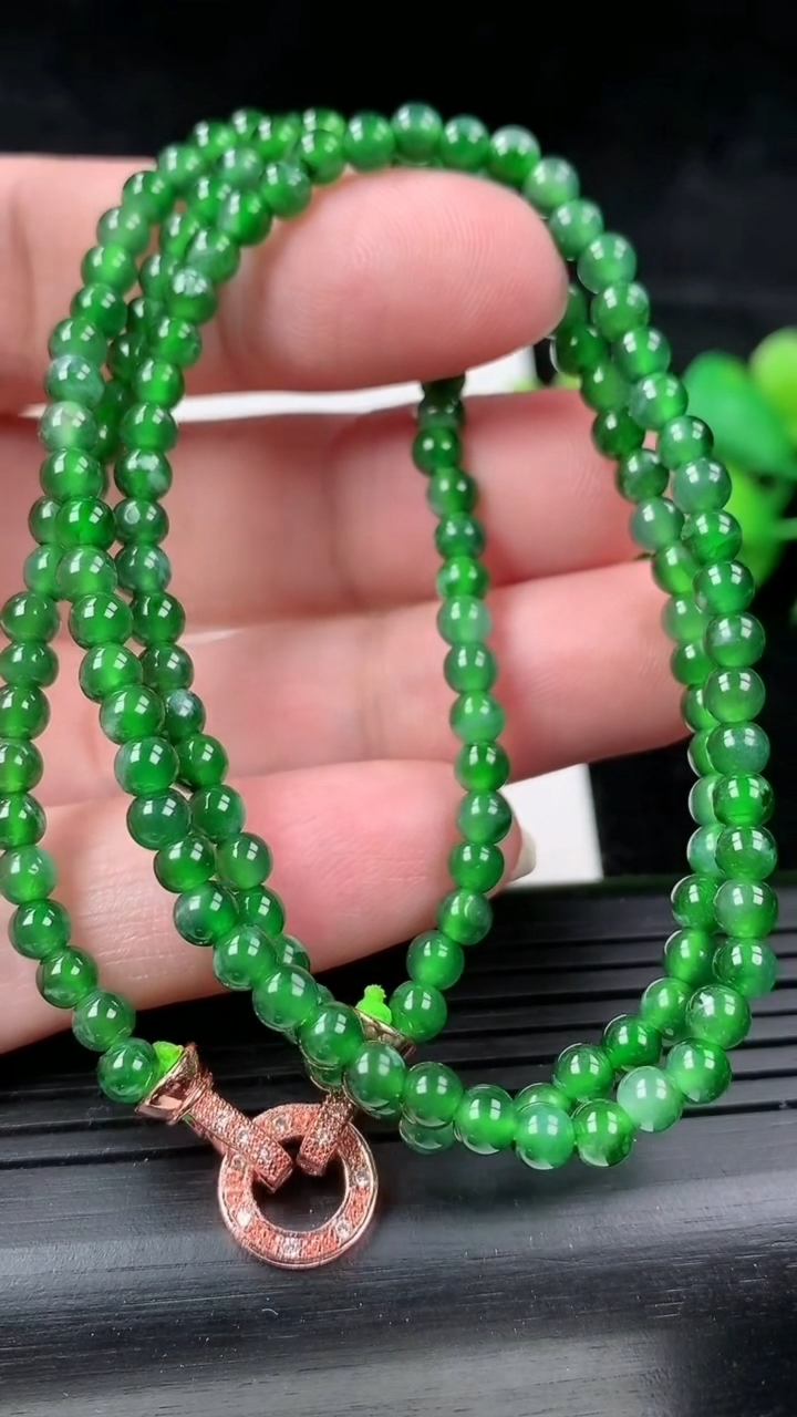 天然A货翡翠圆珠项链，尺寸3，重量:8.80g3月16日
工厂直销收藏佳品,种好水足，色泽均匀，有种有色，上手高大气！