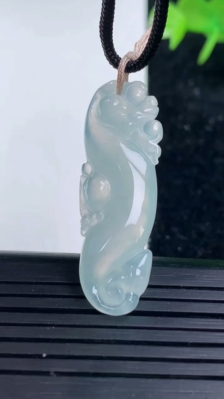 天然A货翡翠复古龙吊坠，尺寸40.6-12.6-5.5，重量:4.96g
3月16日