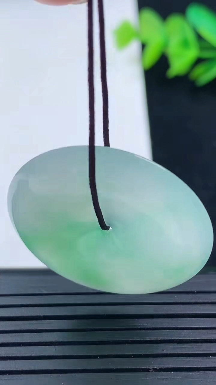 天然A货翡翠平安扣吊坠尺寸31.7-5.3重量:11.41g
3月16日