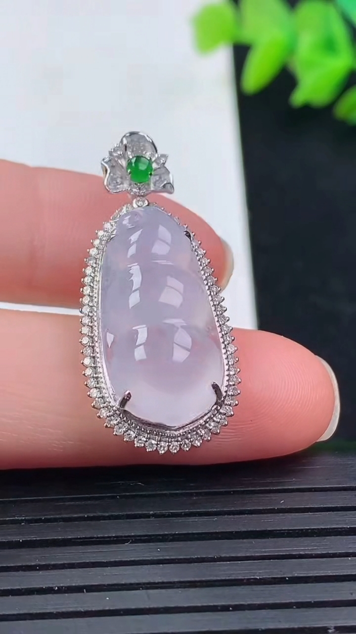 天然A货翡翠种白冰福豆吊坠尺寸31.6-13.5-8.3裸石21.1-10.4重量:3.55g
3月16日