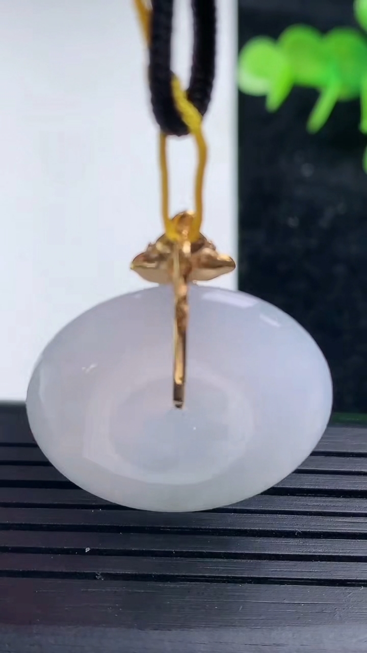 天然A货翡翠18k金紫罗兰平安扣吊坠，尺寸27.5-5，重量:8.96g
3月16日