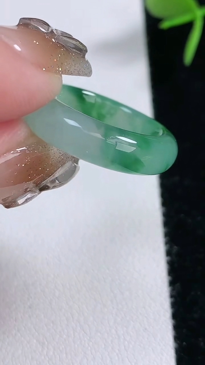 天然A货翡翠冰种飘花玉指环戒指，尺寸16.8-5.6-4，重量:4.14g2026年3月16日
工厂直销收藏佳品,种好水足，色泽均匀，有种有色，上手高大气！