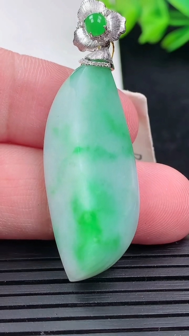 天然A货翡翠随形吊坠尺寸42.5-16.5-12.3重量:12.78g
3月16日