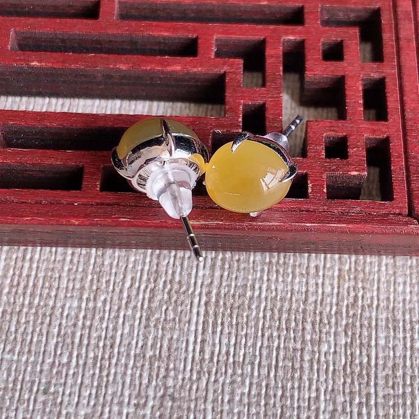 天然A货翡翠18K金镶嵌黄翡蛋面耳钉 
尺寸8.2-6.8mm 重量2.68g 0315