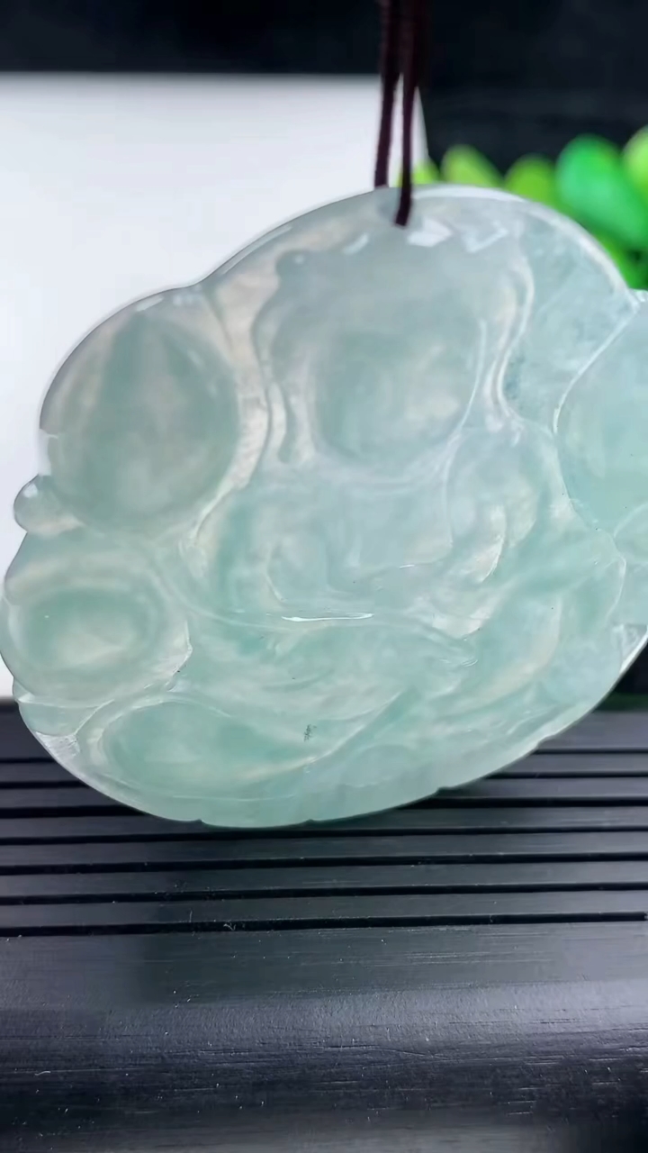 天然A货翡翠大势至菩萨吊坠，尺寸51-48-3.6，重量:17.97g
3月16日