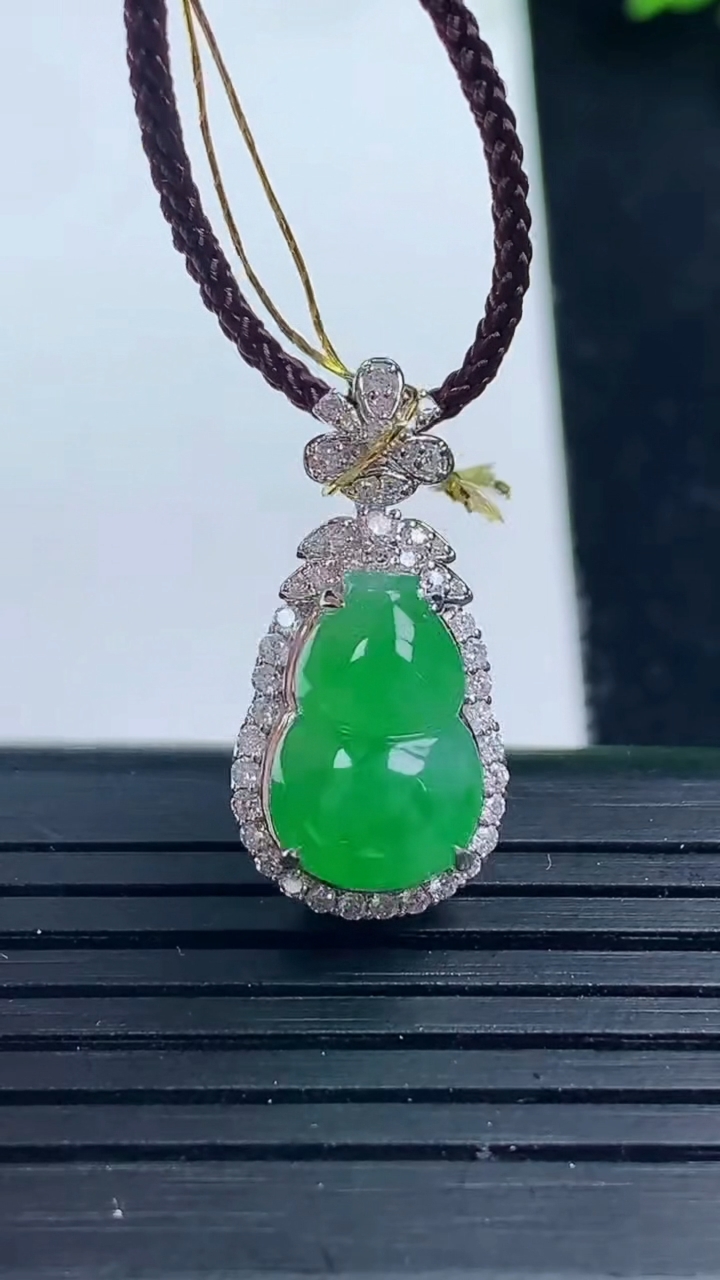 天然A货翡翠葫芦吊坠尺寸22.2-10.7-10.2裸石12.2-8.1重量:3.19g
3月16日