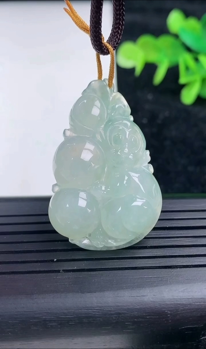 天然A货翡翠飘花生肖猴吊坠，尺寸37.5-25.5-7，重量:9.96g
3月16日