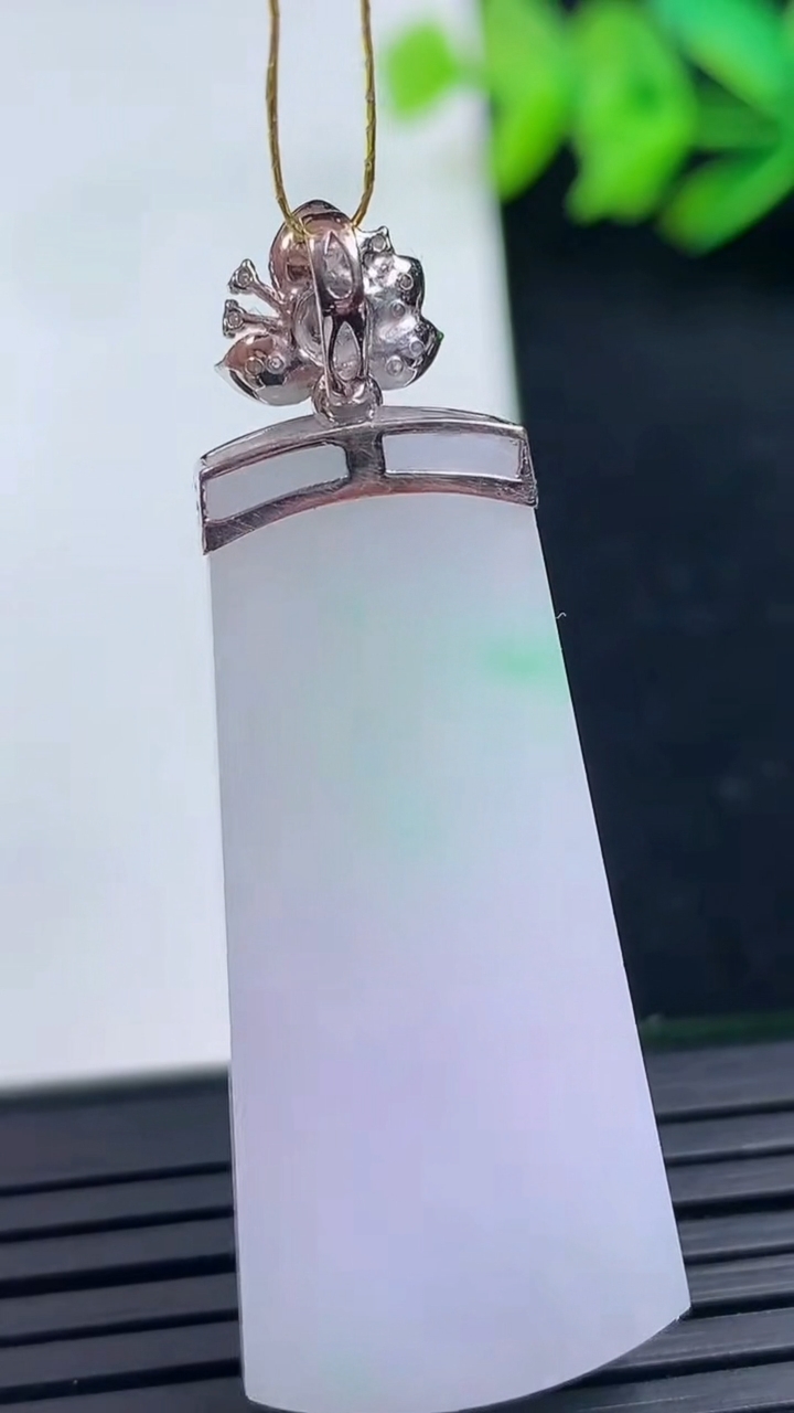 天然A货翡翠18K金春带彩紫罗兰无事牌吊坠尺寸38.2-17.3-5.5重量:9.79g
3月16日