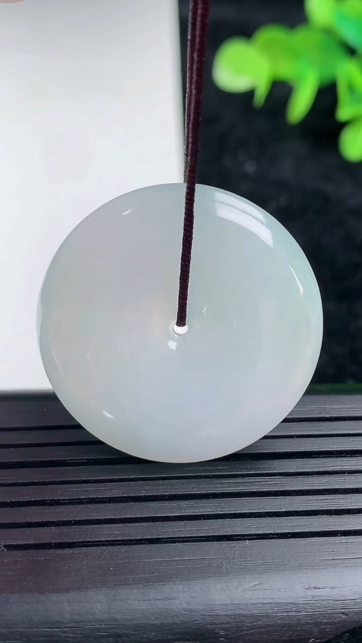 天然A货翡翠飘花平安扣吊坠，尺寸30-5.2，重量:11.50g
3月16日