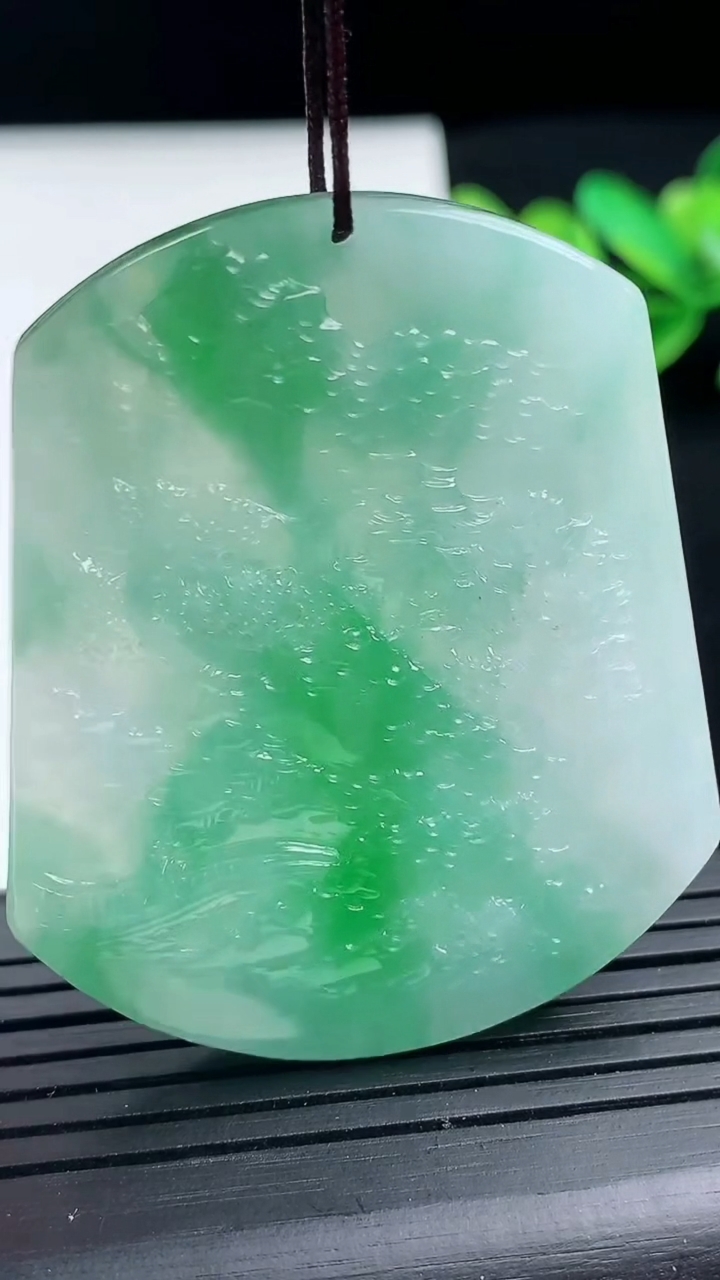 天然A货翡翠山水牌吊坠尺寸50.7-42.1-6.7重量:36.12g
3月16日