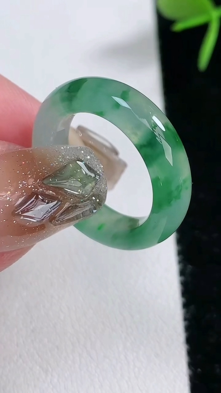 天然A货翡翠冰种飘花玉指环戒指，尺寸16.8-5.6-4，重量:4.14g2026年3月16日
工厂直销收藏佳品,种好水足，色泽均匀，有种有色，上手高大气！