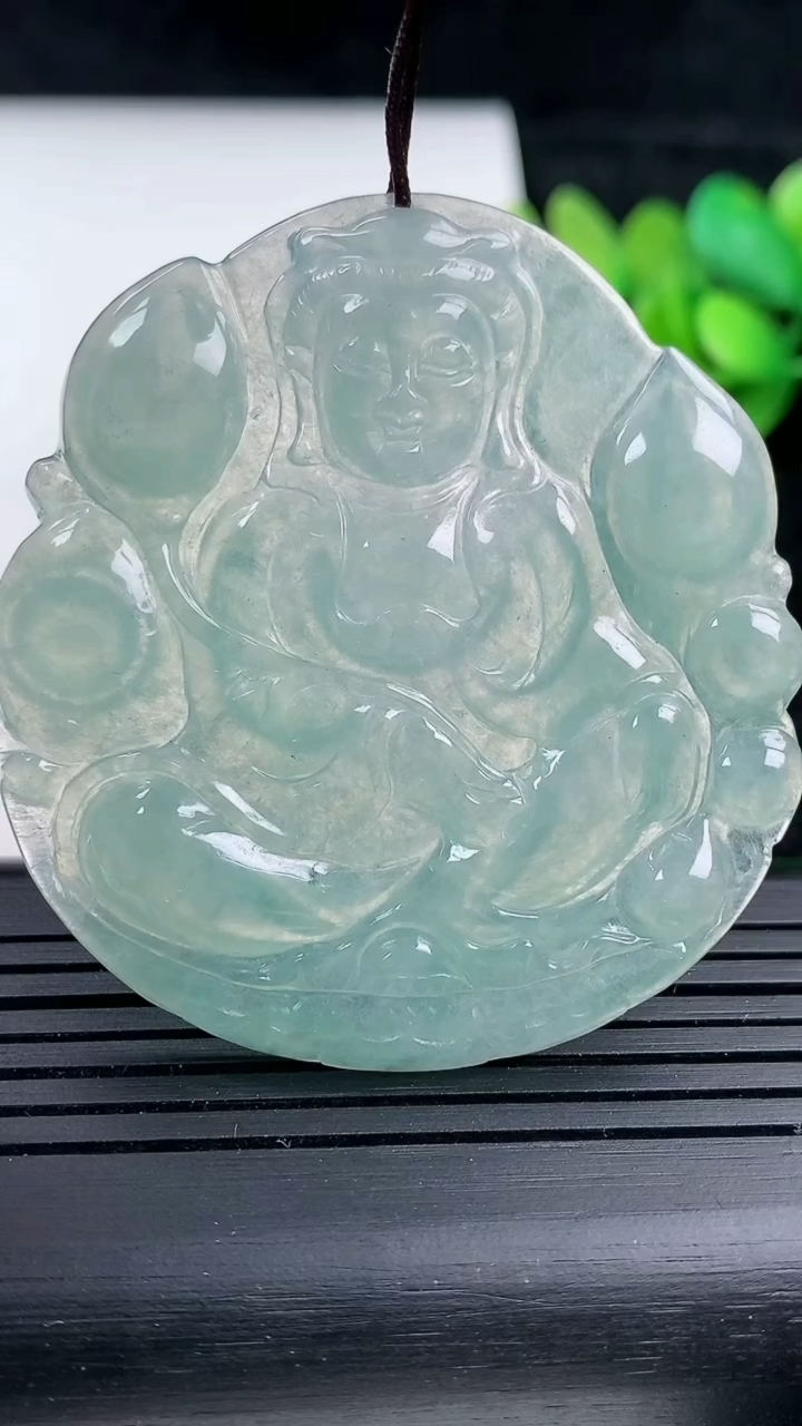 天然A货翡翠大势至菩萨吊坠，尺寸51-48-3.6，重量:17.97g
3月16日