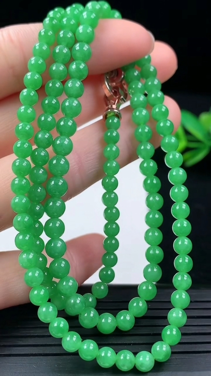 天然A货翡翠圆珠项链尺寸5-128颗重量:20.31g
3月16日