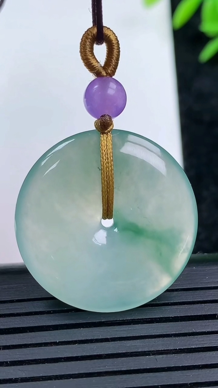 天然A货翡翠冰种飘花平安扣吊坠，尺寸27-4.5，重量:7.83g
3月16日