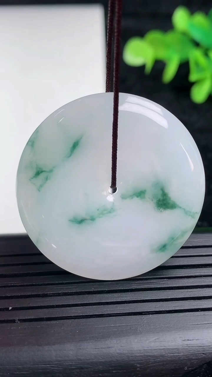 天然A货翡翠飘花平安扣吊坠，尺寸36.5-5.8，重量:17.87g
3月16日