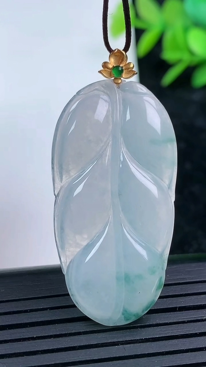 天然A货翡翠种飘花金枝玉叶 叶子吊坠，尺寸39-21-3.5，重量:5.82g
3月16日