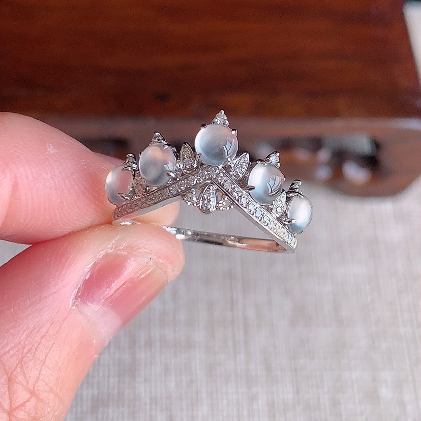 天然A货翡翠18K金伴钻镶嵌白月光蛋面戒指 圈口17.3裸石
尺寸3.2mm 重量2.05g 031