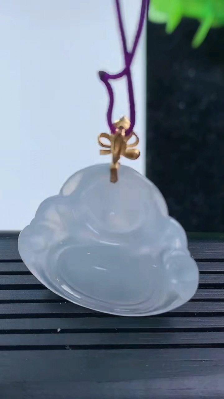 天然A货翡翠种白冰佛公吊坠，尺寸23.5-27-5.5，重量:5.67g
3月16日