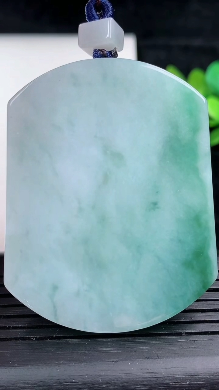 天然A货翡翠无事牌吊坠，尺寸52-41-5.5，重量:35.57g
3月16日