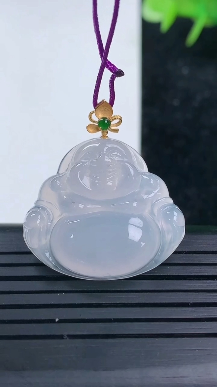 天然A货翡翠种白冰佛公吊坠，尺寸23.5-27-5.5，重量:5.67g
3月16日