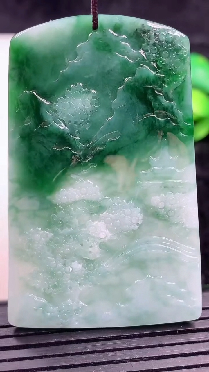 天然A货翡翠牌吊坠，尺寸58-37-5，重量:27.24g
3月16日