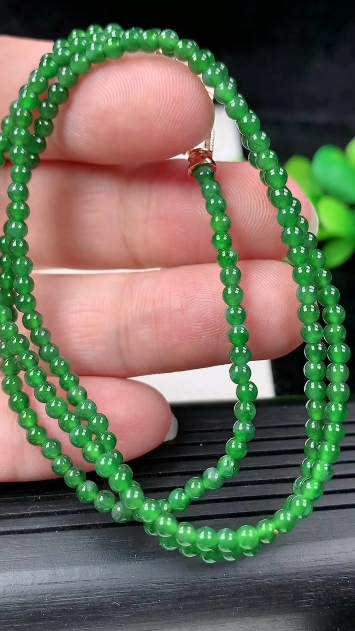 天然A货翡翠圆珠项链，尺寸4，重量:15.37g3月16日
工厂直销收藏佳品,种好水足，色泽均匀，有种有色，上手高大气！