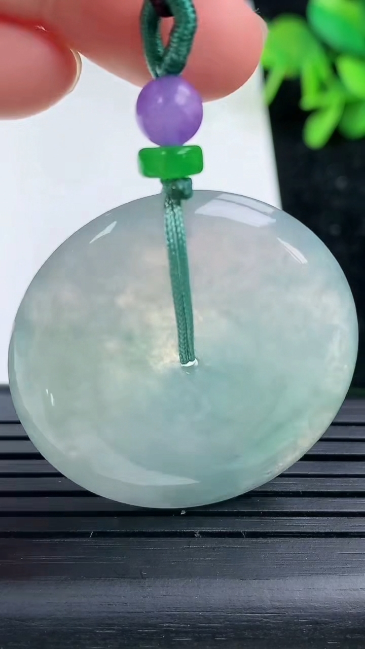 天然A货翡翠飘花平安扣吊坠，尺寸36-5.6，重量:16.45g
3月16日