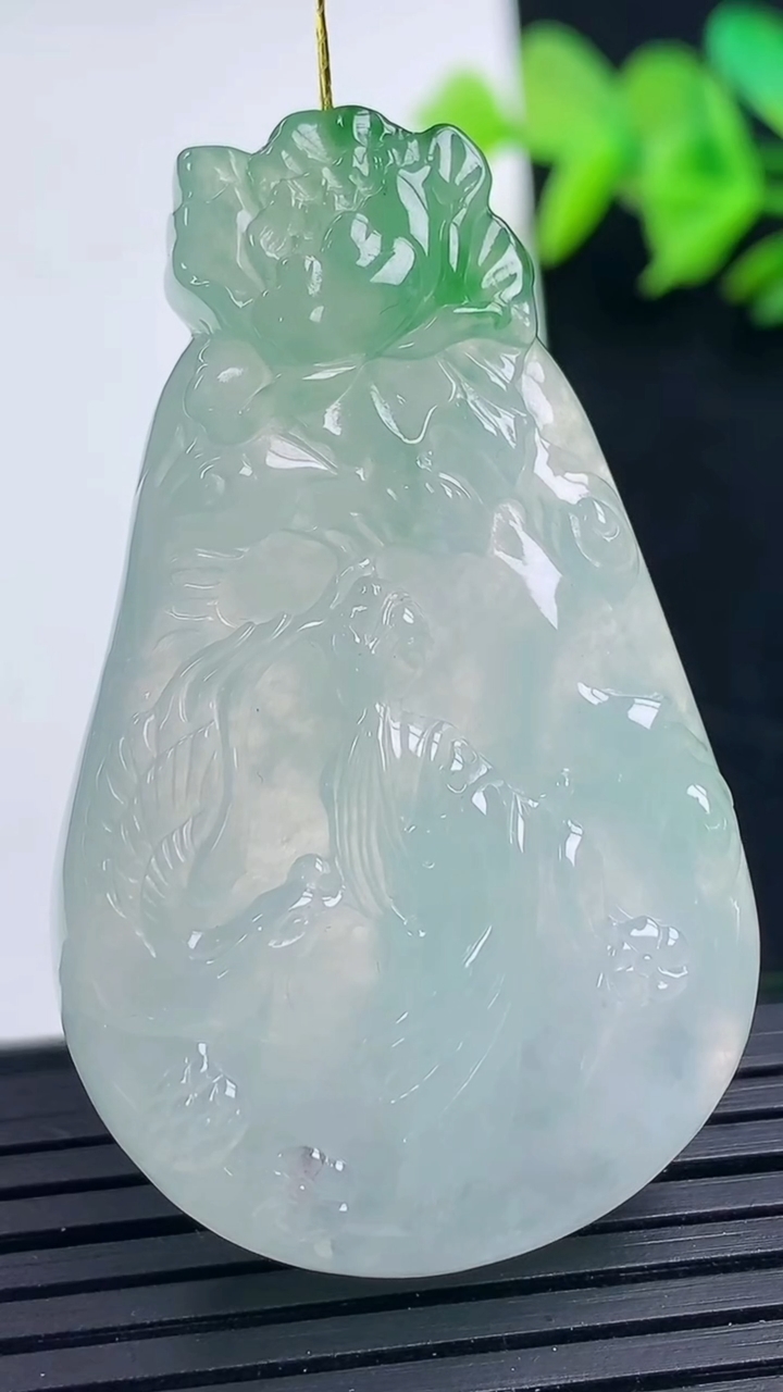 天然A货翡翠鸟语花香吊坠尺寸49-29.9-7.8重量:23.00g
3月16日