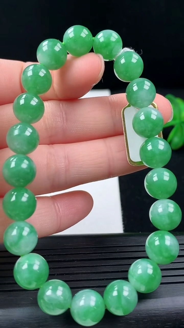 天然A货翡翠圆珠手串尺寸9-21颗重量:29.90g3月16日
工厂直销收藏佳品,种好水足，色泽均匀，有种有色，上手高大气！
