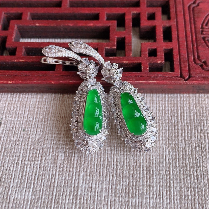 天然A货翡翠18K金伴钻镶嵌阳绿四季豆福豆平安豆耳坠 
尺寸10-4.3-9.4mm 重量6.35g