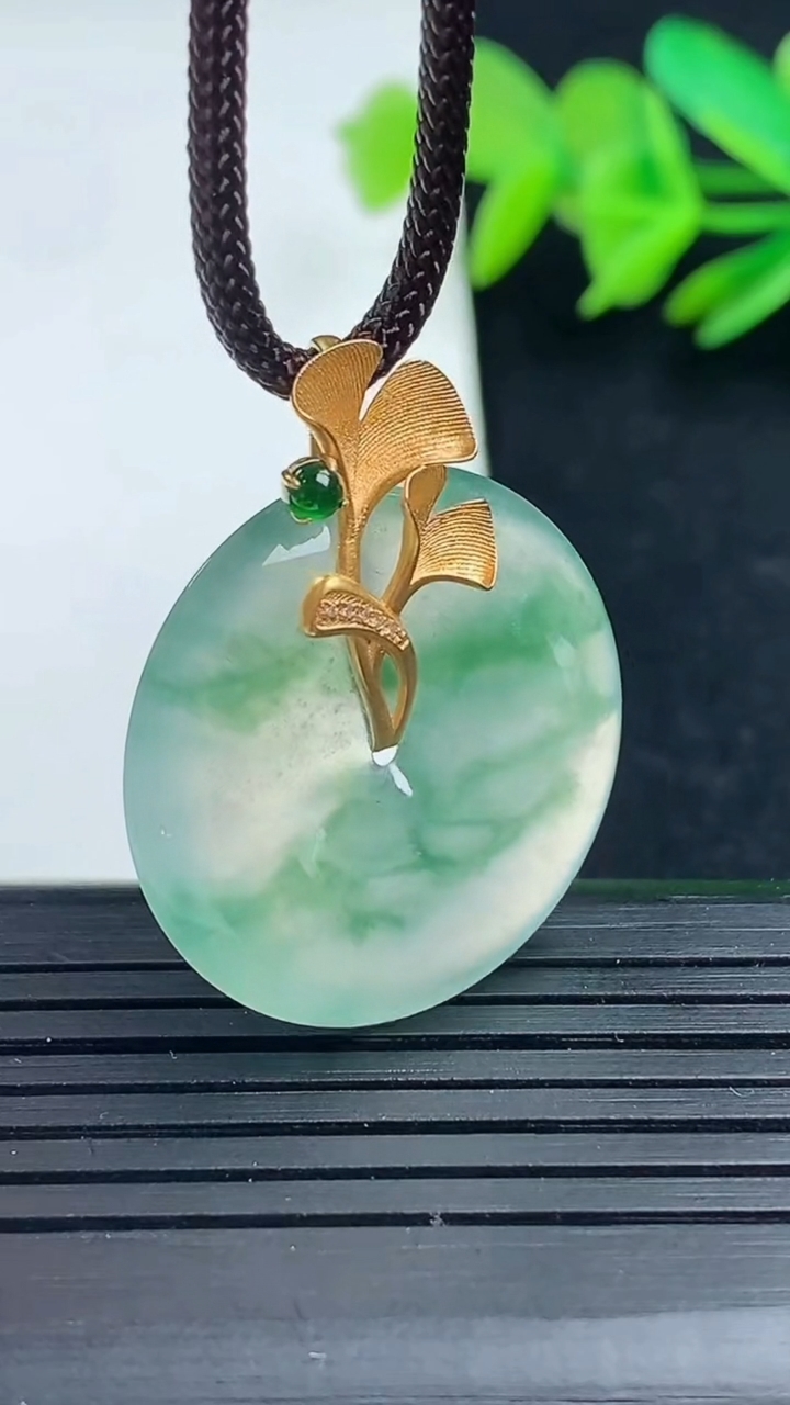 天然A货翡翠种飘花平安扣吊坠尺寸26-4.6重量:6.76g
3月16日