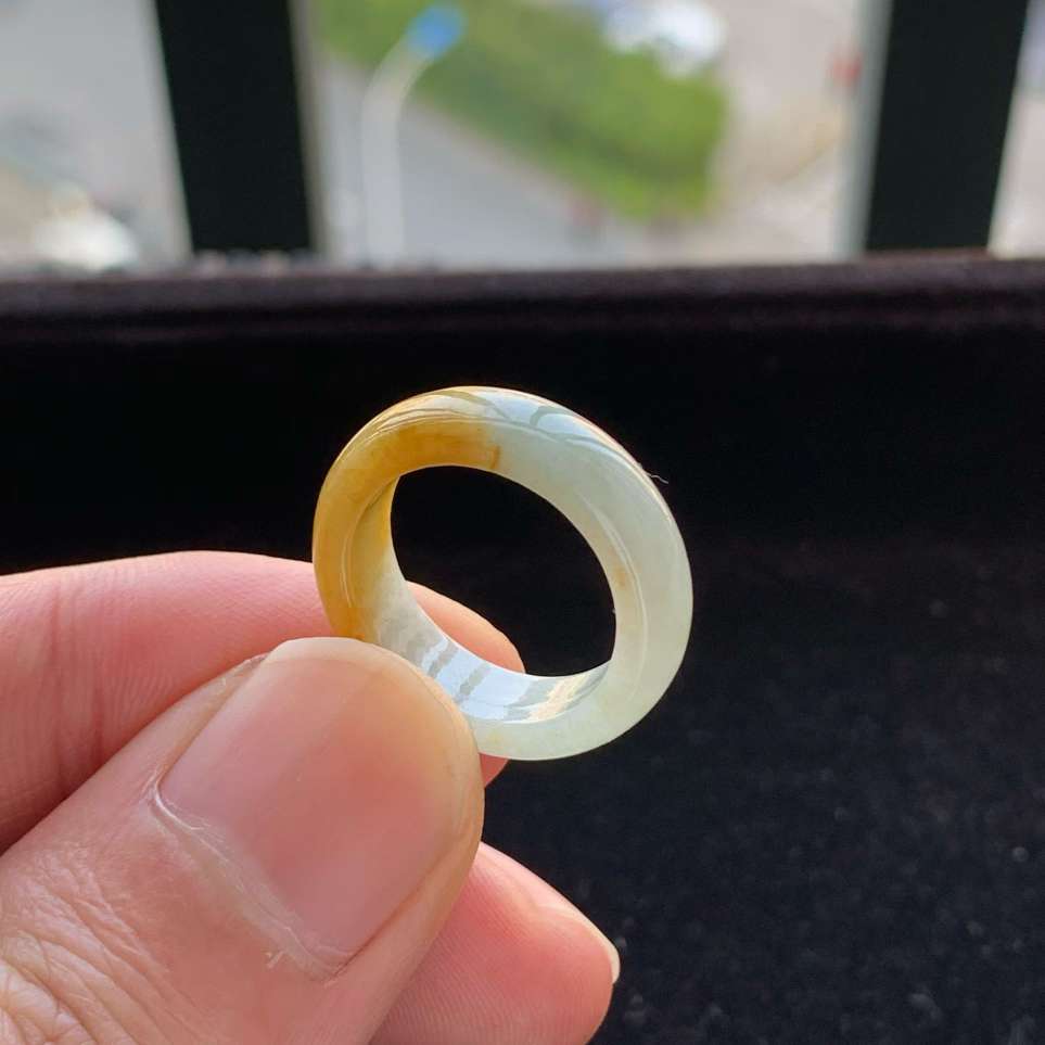 A货天然翡翠冰糯种黄翡戒指11-12号重量3.37
3月16日