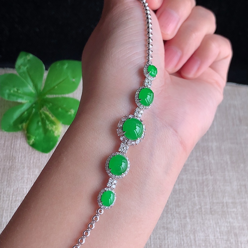 天然A货翡翠18K金伴钻镶嵌阳绿蛋面手链 
尺寸8-7.6-6.5mm 重量7.56g 0308