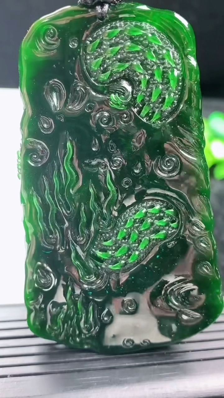 天然A货翡翠龙牌吊坠尺寸75.3-44-10.1重量:62.90g
3月16日