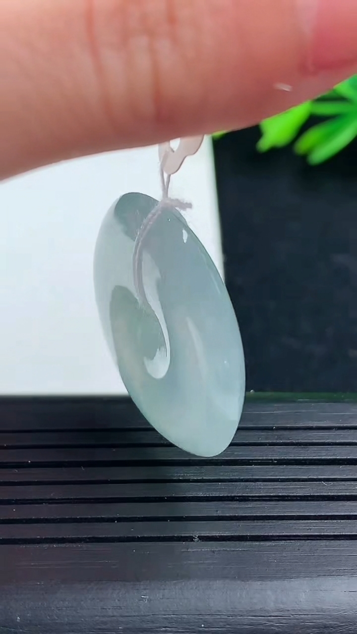 天然A货翡翠冰种飘花平安扣吊坠尺寸27.4-5.4重量:8.62g
3月16日