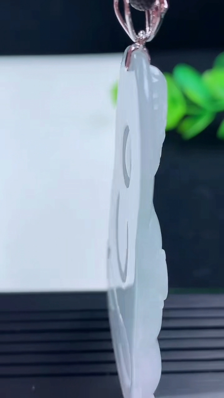 天然A货翡翠种飘花大势至菩萨吊坠尺寸59-34.1-5重量:20.53g
3月16日