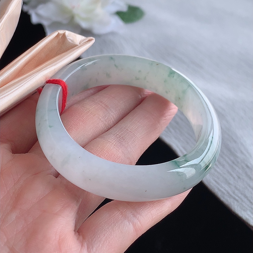 天然A货翡翠飘花贵妃手镯54-55圈口 
尺寸54-47.5-12.6-7.3mm 0315