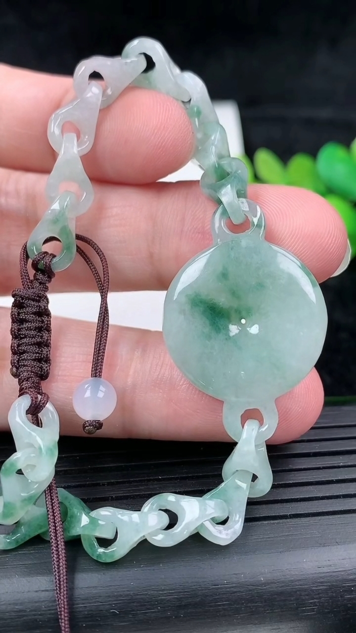 天然A货翡翠飘花平安扣手链，尺寸22.5-5.8，重量:13.90g
3月16日