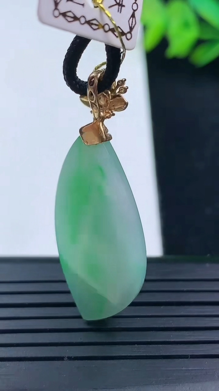天然A货翡翠随形吊坠尺寸32.4-15.1-4.9重量:5.57g
3月16日