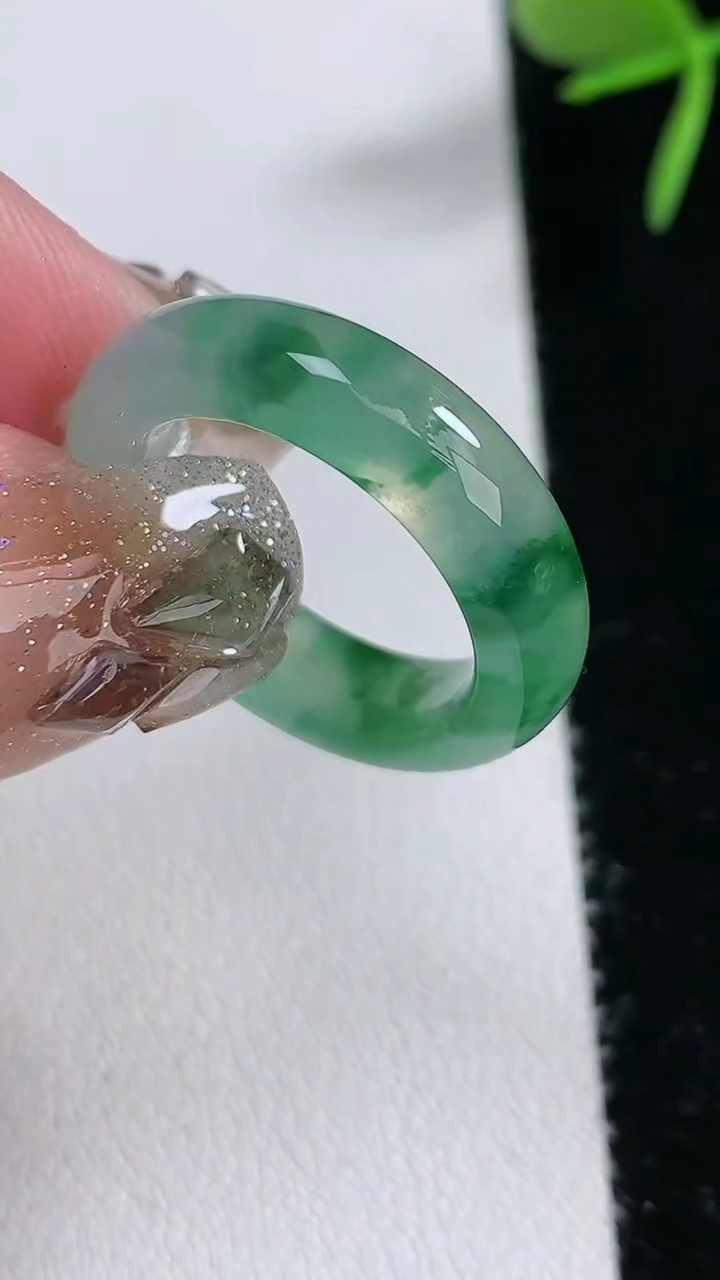 天然A货翡翠冰种飘花玉指环戒指，尺寸16.8-5.6-4，重量:4.14g2026年3月16日
工厂直销收藏佳品,种好水足，色泽均匀，有种有色，上手高大气！