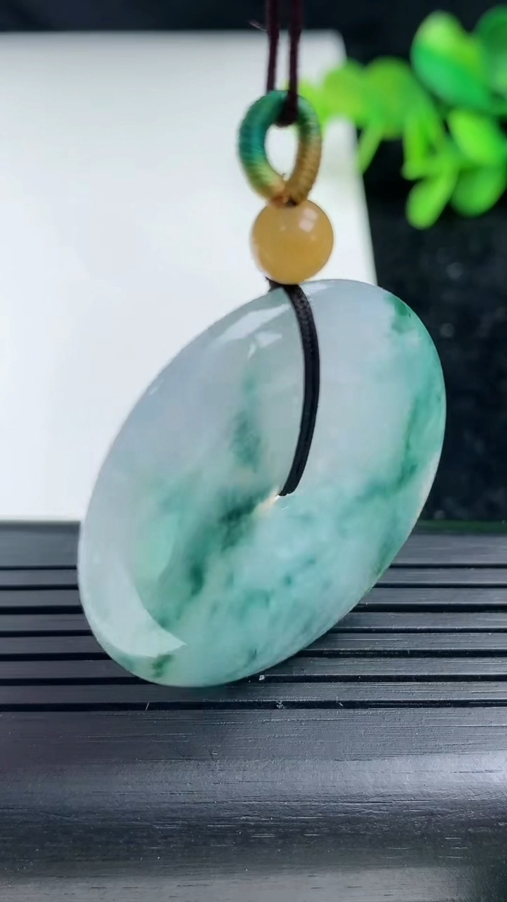 天然A货翡翠飘花平安扣吊坠，尺寸35-5.6，重量:16.10g
3月16日