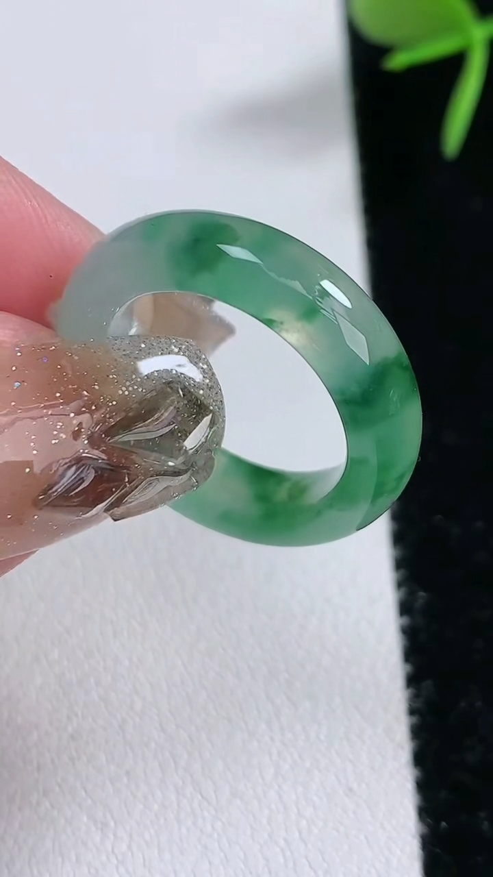 天然A货翡翠冰种飘花玉指环戒指，尺寸16.8-5.6-4，重量:4.14g2026年3月16日
工厂直销收藏佳品,种好水足，色泽均匀，有种有色，上手高大气！