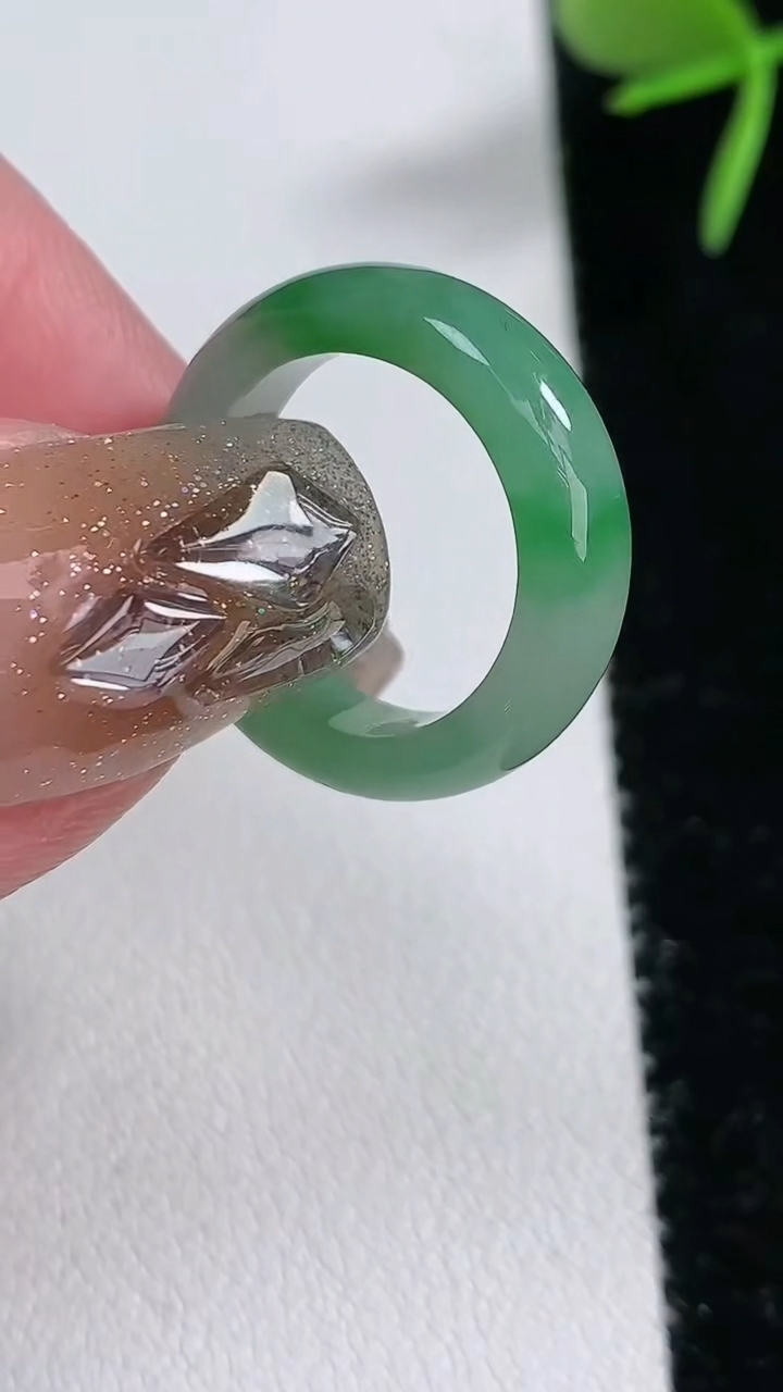 天然A货翡翠玉指环戒指，尺寸14.4-5.2-3，重量:2.77g2026年3月16日
工厂直销收藏佳品,种好水足，色泽均匀，有种有色，上手高大气！