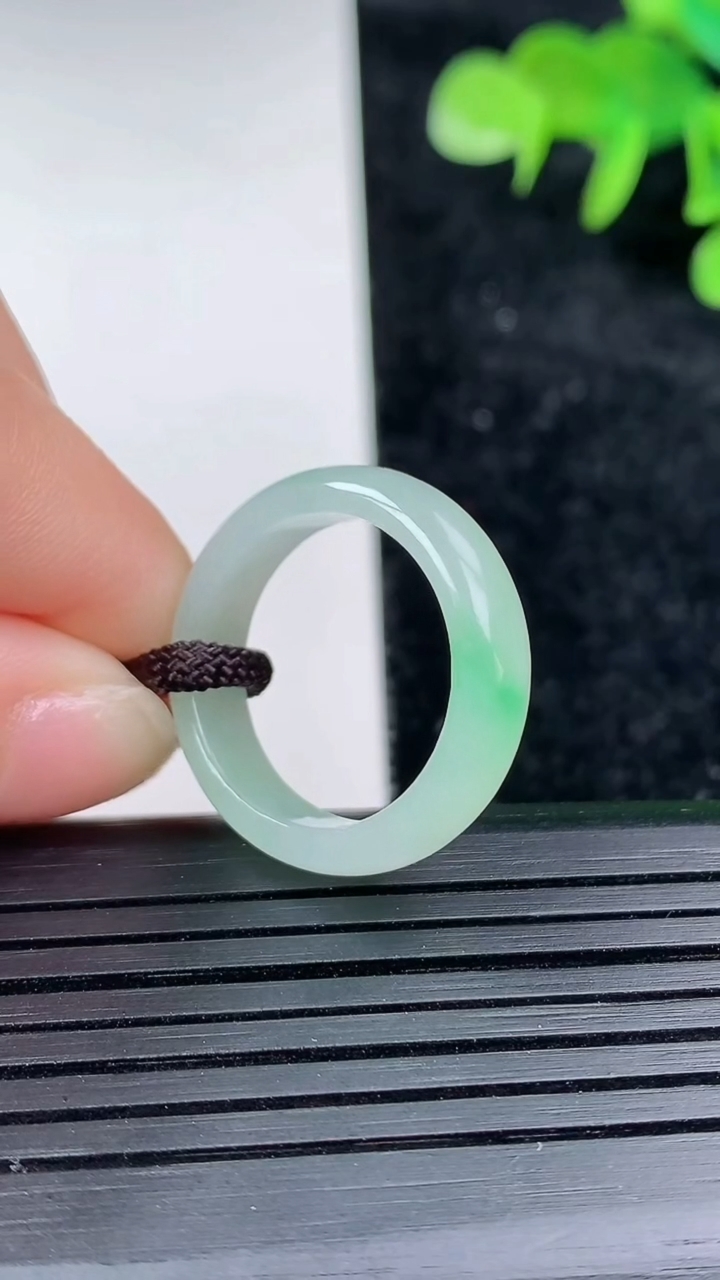 天然A货翡翠素面玉指环 戒指，尺寸17.2-5.6-3，重量:2.74g2026年3月16日
工厂直