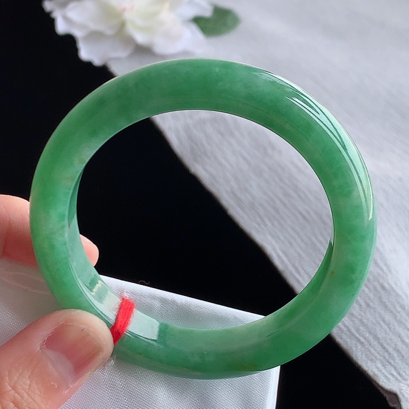 天然A货翡翠满绿正装正圈手镯52-53小圈口  
尺寸52.8-11.3-8.3mm 0315